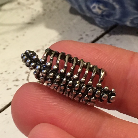 1X HP Rocker Spinal Chord Ear Cuff - Picture 3 of 8